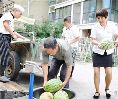 買下一整車西瓜，讓瓜農(nóng)早點回家